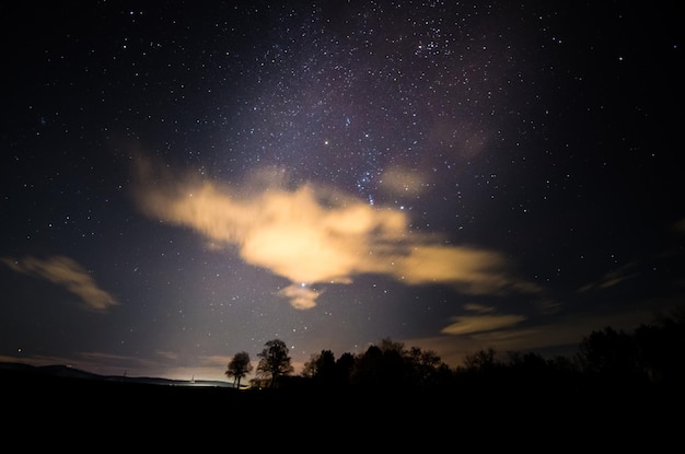 Landschaft mit Wolken und Sternen