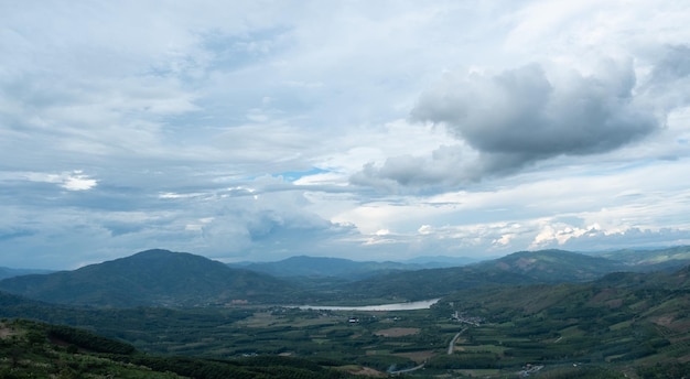 Foto landschaft mit wolkenpunkt mit blick auf die landschaft von laos