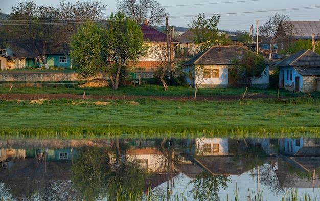 Foto landschaft mit wunderschöner natur im dorf in der republik moldau landleben