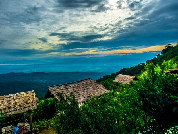 Landschaft Panorama blauer Himmel weiß bewölkt Hütte Haus Dorf Baum Umgebung Wald Hügel Berg natürlich schön für Reisen Tourismus Reise Asien Thailand Urlaub Urlaub