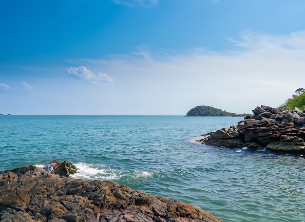 Landschaft Sommer Frontansicht Panorama tropisches Meer Strand Felsen blauer Himmel weißer Sand Hintergrund