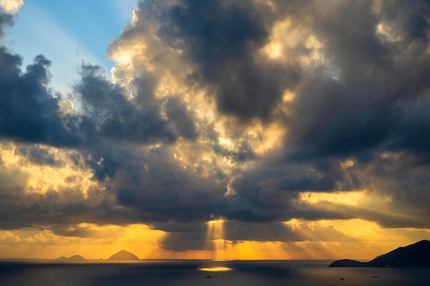 Landschaft Sonnenaufgang am Kap Hon Chong Nha Trang Vietnam Reise- und Naturkonzept Morgenhimmel Wolken Sonne und Meerwasser