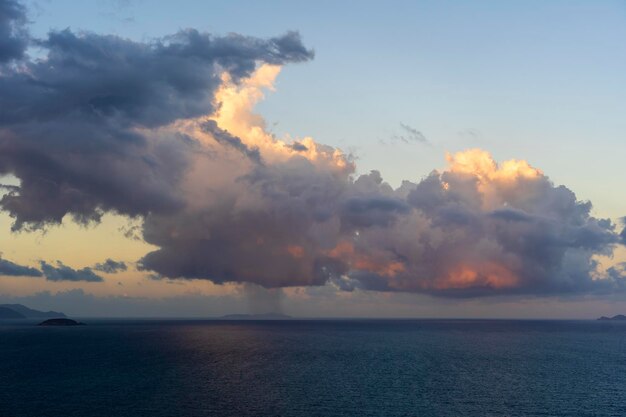 Landschaft Sonnenaufgang auf dem Kap Hon Chong Nha Trang Khanh Hoa Provinz Vietnam Reisen und Naturkonzept Morgen Himmel Wolken Sonne und Meerwasser