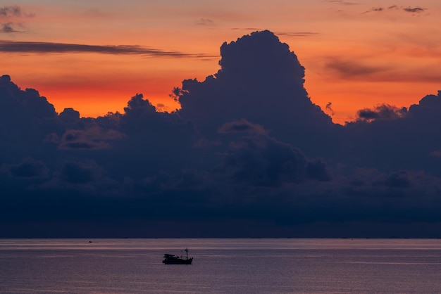 Landschaft Sonnenaufgang auf der Insel Phu Quoc Vietnam Morgenhimmel Gewitterwolken Fischerboot und Meerwasser