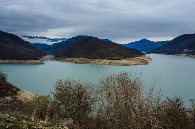 Landschaft um Ananuri-Schloss im winterat sonnigen Tag. Georgia