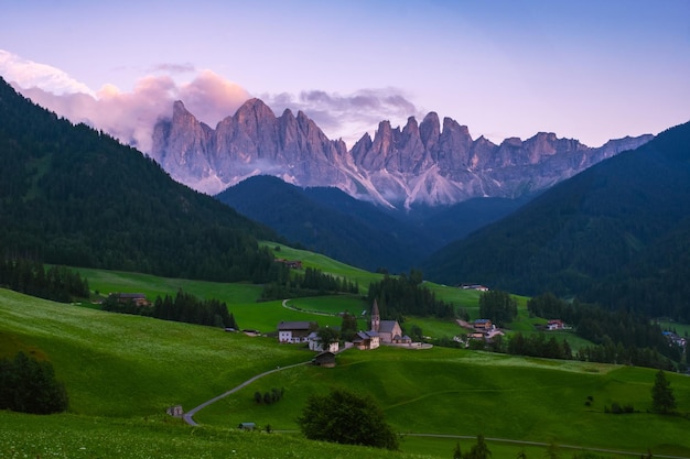 Landschaft und Berge gegen den Himmel
