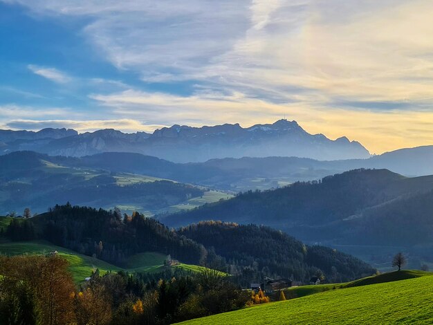 Foto landschaft und berge gegen den himmel