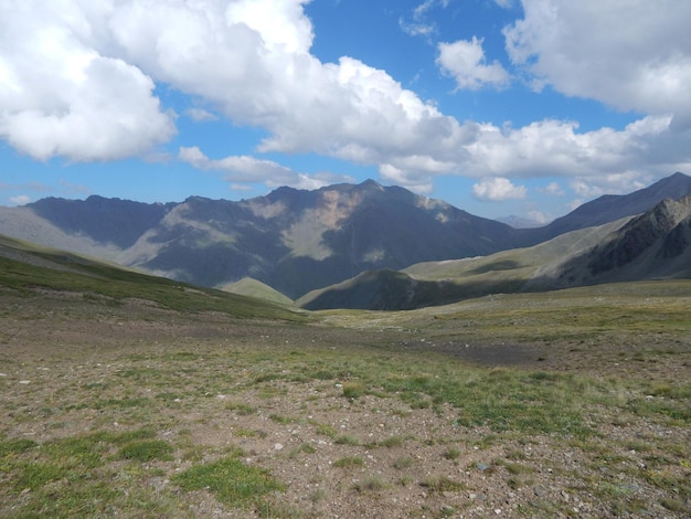 Landschaft und Berge gegen den Himmel