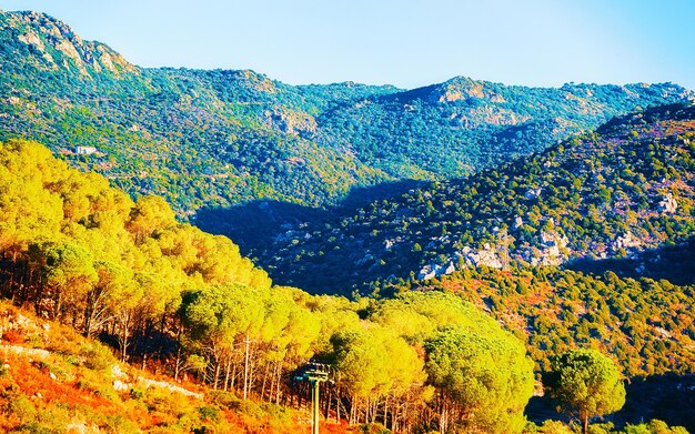 Landschaft und schöne Landschaft mit Bergen. Panorama in Süd-Sardinien-Insel von Italien. Sardinien im Sommer. Provinz Cagliari. Gemischte Medien.