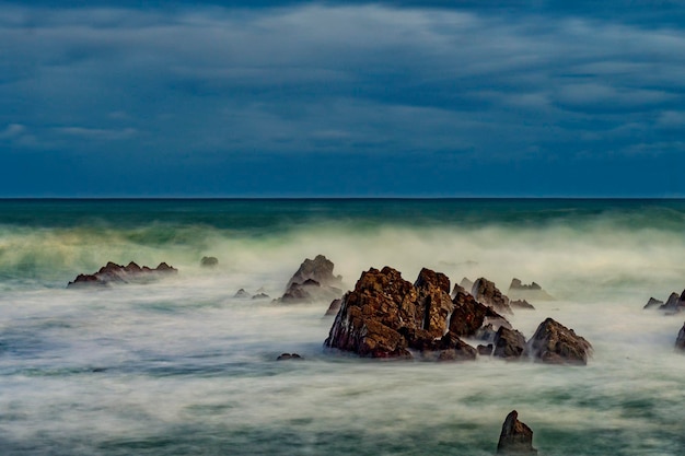 Landschaft und schroffe Klippen der asturischen Küste