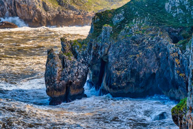 Landschaft und schroffe Klippen der asturischen Küste