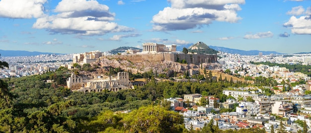 Landschaft von Athen Griechenland Panoramablick auf den Hügel der Akropolis mit antiken griechischen Ruinen im Stadtzentrum von Athen