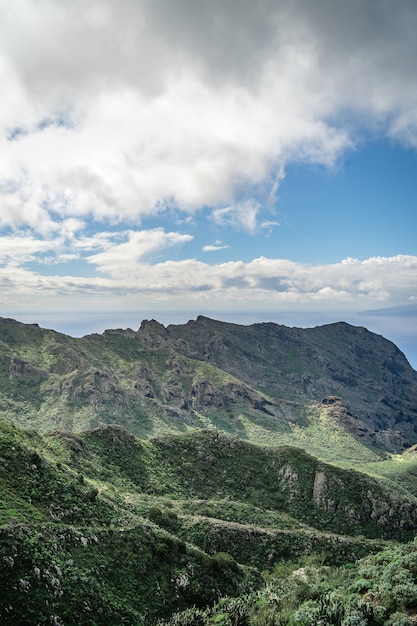 Landschaft von Bergen und von Wolken auf Teneriffa-Insel, Schlucht Masca.