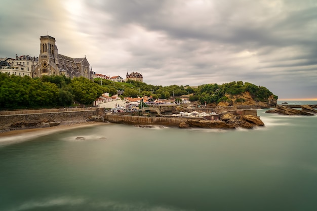 Landschaft von Biarritz in Langzeitbelichtung mit Kathedrale und Yachthafen. Frankreich