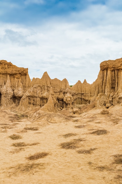 Landschaft von Bodentexturen erodierte Sandsteinsäulen, Säulen und Klippen,