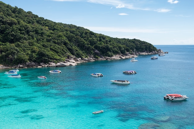 Landschaft von Booten im tropischen Meer mit blauem Himmel auf Similan Bay bei Phang Nga, Thailand