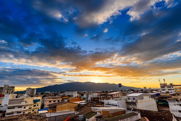 Landschaft von Chiang Mai Cityscape Skyline am Abend mit farbenfrohem Dämmerungshimmel und Wolken