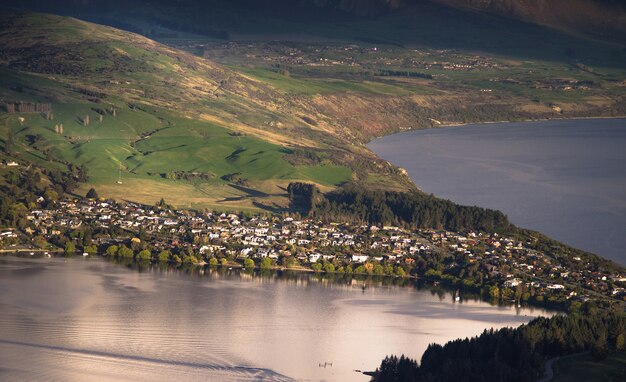 Landschaft von Dörfern in der Mitte von riesigen Berg in Queens Town in Neuseeland