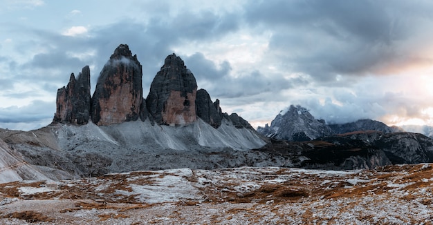 Landschaft von drei Gipfeln majestätischer Tre Cime-Berge am Morgen mit klarem Himmel darüber. Panoramafoto