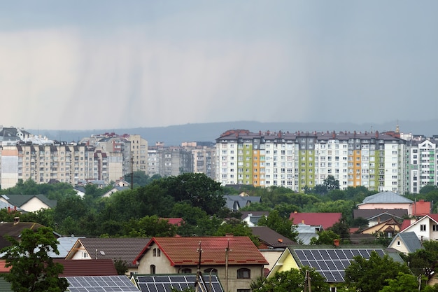 Landschaft von dunklen Wolken, die sich während des Gewitters über dem ländlichen Gebiet der Stadt am stürmischen Himmel bilden.