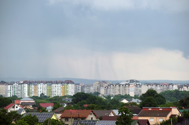 Landschaft von dunklen Wolken, die sich während des Gewitters über dem ländlichen Gebiet der Stadt am stürmischen Himmel bilden.