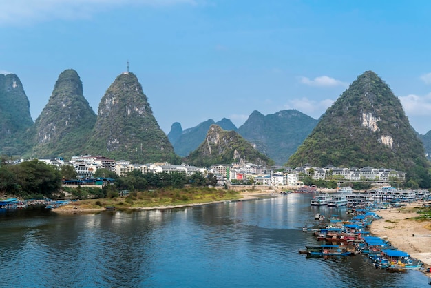 Landschaft von Guilin, Li-Fluss und Karstgebirge.