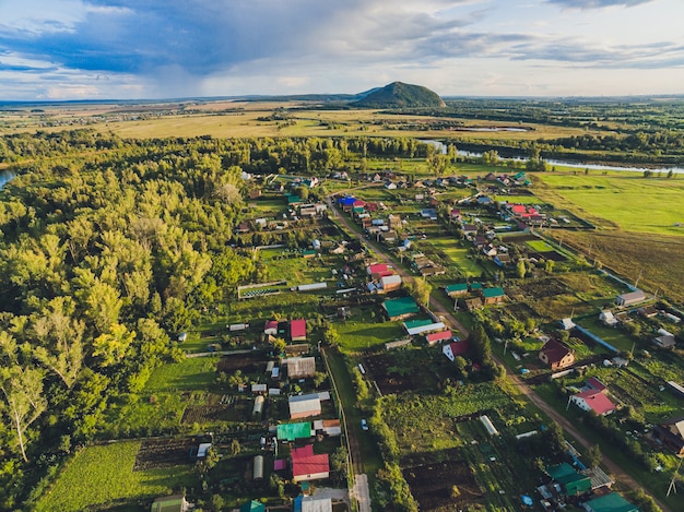 Landschaft von Haferfeld und Dorf