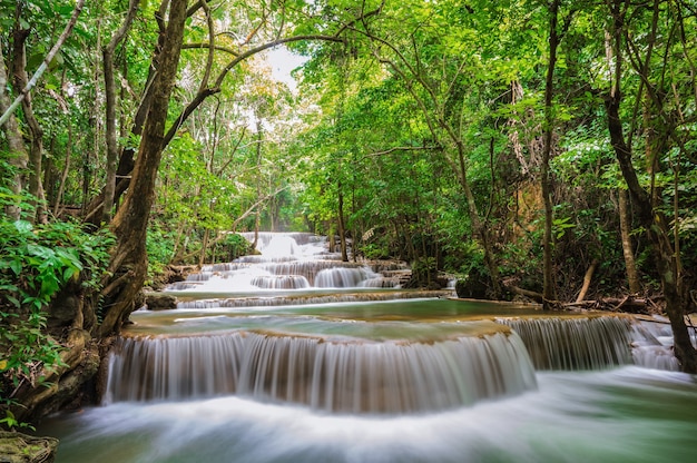 Landschaft von Huai Mae Khamin Wasserfall Srinakarin Nationalpark in Kanchanaburi, Thailand.