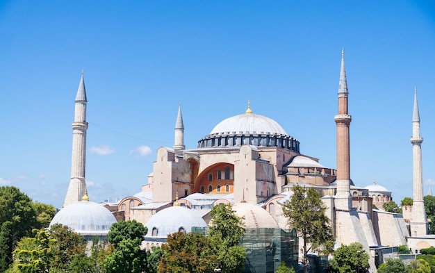 Landschaft von Istanbul mit der Hagia Sophia Moschee an einem klaren und sonnigen Tag