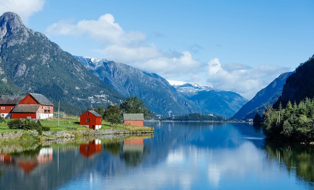 Landschaft von Norwegen. Typische rote Fischerhäuser,