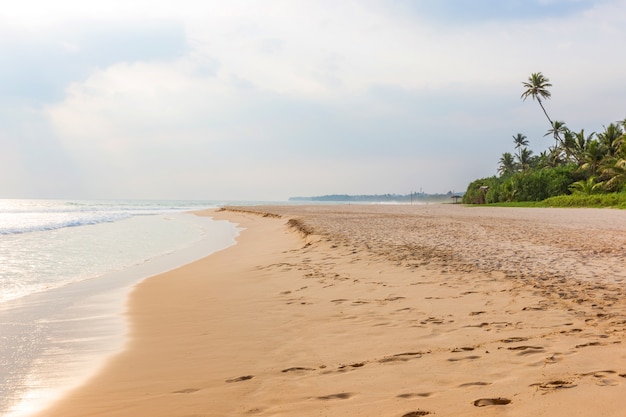 Landschaft von Sandstrand und Meer mit blauem Himmel