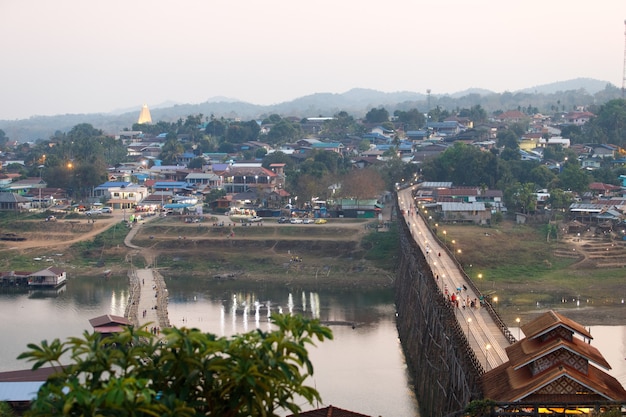 Landschaft von Sangklaburi oder Myanmar Wooden Bridge aus Sicht. Stadtbild der lokalen traditionellen Kultur und des friedlichen Lebensstils oder des langsamen Lebens