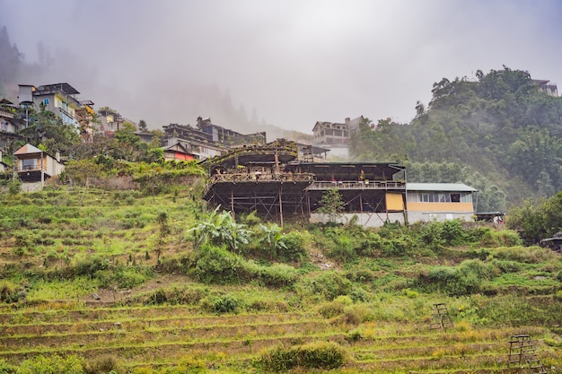 Foto landschaft von sapa im nebel nordwest-vietnam vietnam öffnet sich nach quarantäne-coronovirus für den tourismus