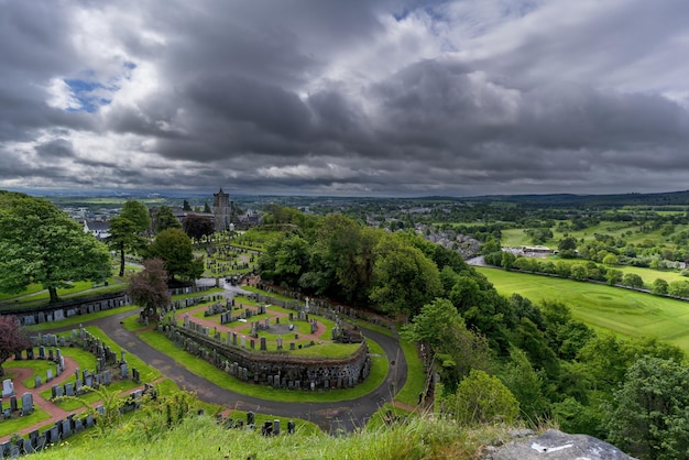 Landschaft von Stirling Castle mit Blick auf die Kirche des Heiligen Rude und den alten Stadtfriedhof in Stirling, Schottland