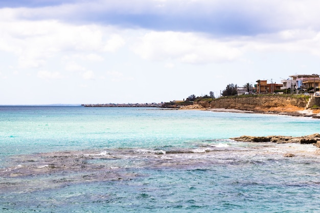 Foto landschaft von strand und meer. schöne küste mit sand