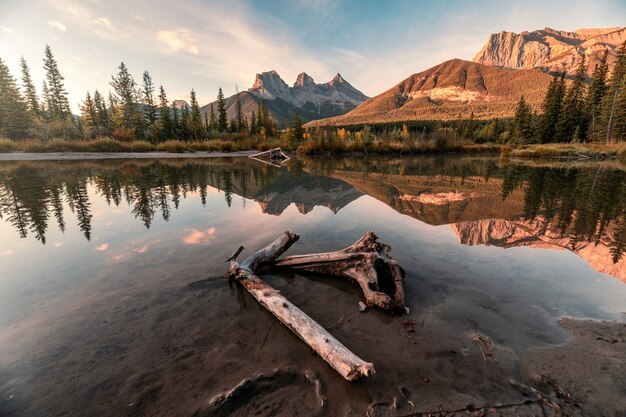 Landschaft von Three Sisters Mountains Spiegelung des Bow River im Herbstwald in Canmore, Kanada