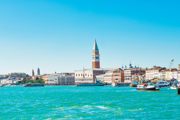 Foto landschaft von venedig mit st. marks campanile