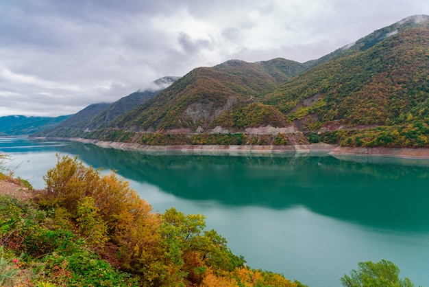 Landschaft von Zhinvalskoe Reservoir, Georgia. Vierzig Kilometer nördlich von Tiflis.