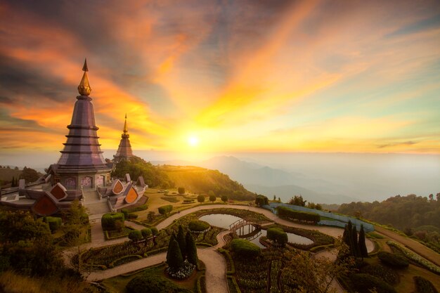 Foto landschaft von zwei pagoden am inthanon-berg bei sonnenuntergang, chiang mai, thailand. der inthanon-berg ist der höchste berg in thailand.