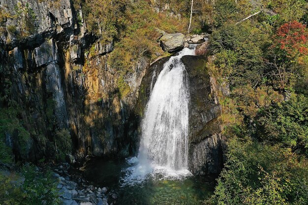 landschaft wasserfall, berg altai russland, teletskoye see