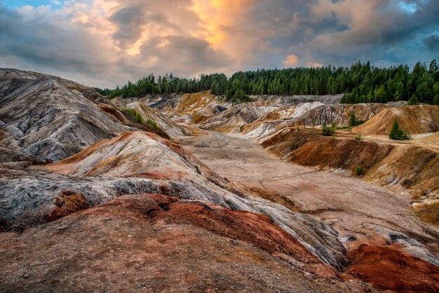 Landschaft wie ein Planet Mars Oberfläche erstaunlicher Himmel schöne Wolken Ural feuerfester Ton Steinbrüche