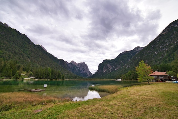 Landschaften von Bergen und Seen in den Dolomiten Italien