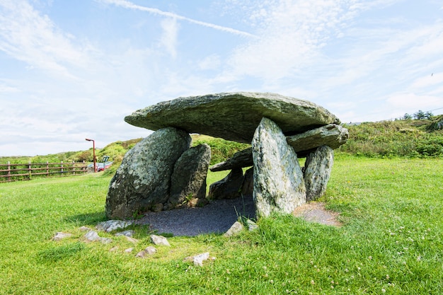 Landschaften von Irland. Altar Wedge Grab