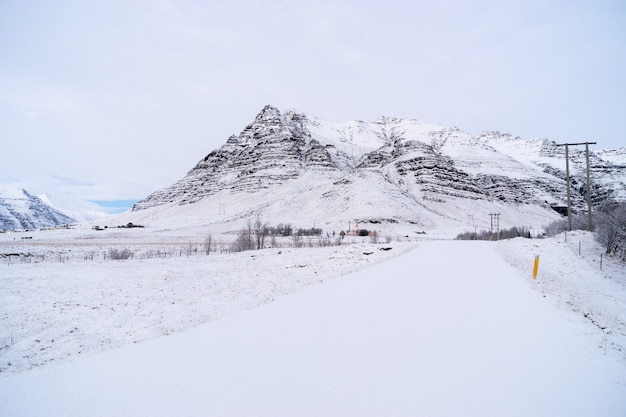 Landschaftlich schneebedecktes Land und Berge in Island im Winter.