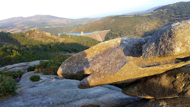 Foto landschaftliche ansicht von felsen auf dem land gegen den himmel