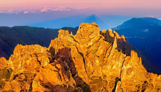 Landschaftliche Ansicht von Felsformationen gegen den Himmel