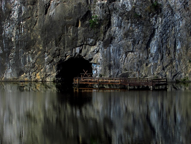 Landschaftliche Ansicht von Felsformationen im Wasser