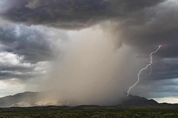 Foto landschaftliche ansicht von sturmwolken über der landschaft