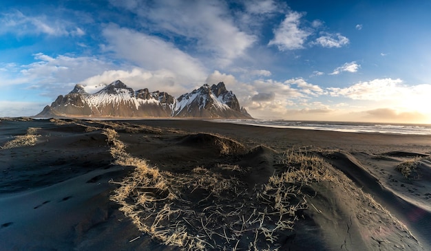 Landschaftliche Aussicht auf Berge am Meer gegen den Himmel im Winter