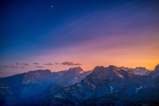 Landschaftliche Aussicht auf Berge gegen den Himmel bei Sonnenuntergang